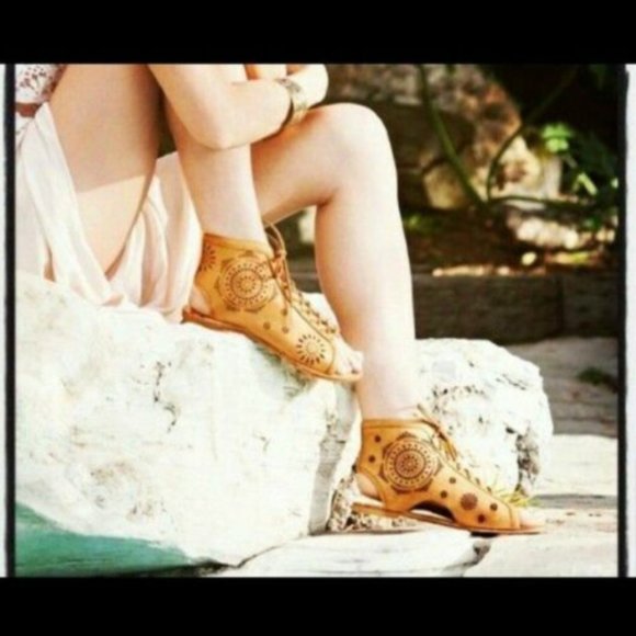 NIB SIZE US7&8 Koolaburra FION Laser cut leather Boots sandal in Chestnut - Picture 2 of 6